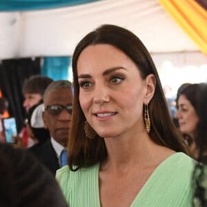 Le prince William, duc de Cambridge, et Catherine (Kate) Middleton, duchesse de Cambridge, rencontrent des travailleurs qui ont été en première ligne pendant la pandémie de Covid-19, au Garden of Remembrance, à Nassau, aux Bahamas, le 25 mars 2022. 