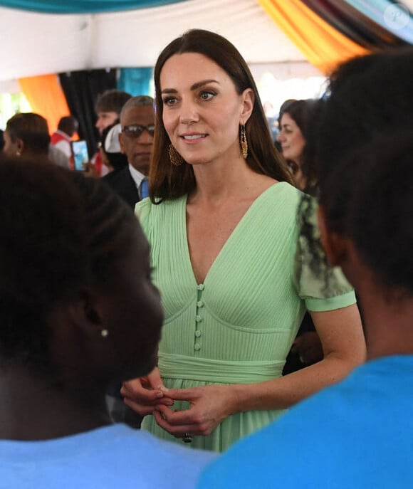 Le prince William, duc de Cambridge, et Catherine (Kate) Middleton, duchesse de Cambridge, rencontrent des travailleurs qui ont été en première ligne pendant la pandémie de Covid-19, au Garden of Remembrance, à Nassau, aux Bahamas, le 25 mars 2022. 