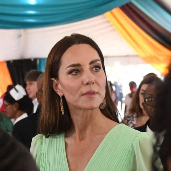 Le prince William, duc de Cambridge, et Catherine (Kate) Middleton, duchesse de Cambridge, rencontrent des travailleurs qui ont été en première ligne pendant la pandémie de Covid-19, au Garden of Remembrance, à Nassau, aux Bahamas, le 25 mars 2022. 