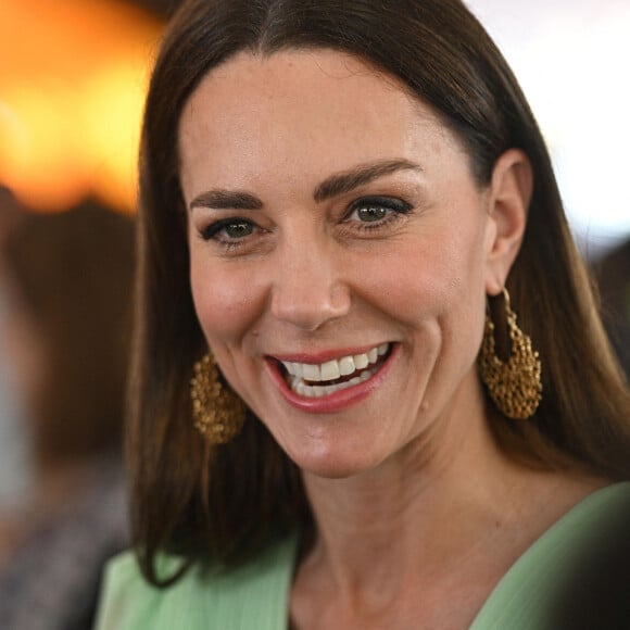 Le prince William, duc de Cambridge, et Catherine (Kate) Middleton, duchesse de Cambridge, rencontrent des travailleurs qui ont été en première ligne pendant la pandémie de Covid-19, au Garden of Remembrance, à Nassau, aux Bahamas, le 25 mars 2022. 