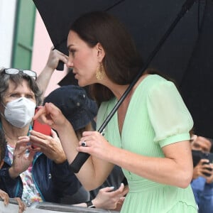 Le prince William, duc de Cambridge, et Catherine (Kate) Middleton, duchesse de Cambridge, rencontrent des travailleurs qui ont été en première ligne pendant la pandémie de Covid-19, au Garden of Remembrance, à Nassau, aux Bahamas, le 25 mars 2022. 