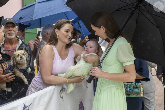 Le prince William, duc de Cambridge, et Catherine (Kate) Middleton, duchesse de Cambridge, assistent à une parade à Nassau, aux Bahamas, le 25 mars 2022. 