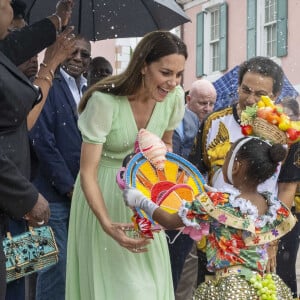 Le prince William, duc de Cambridge, et Catherine (Kate) Middleton, duchesse de Cambridge, assistent à une parade à Nassau, aux Bahamas, le 25 mars 2022. 