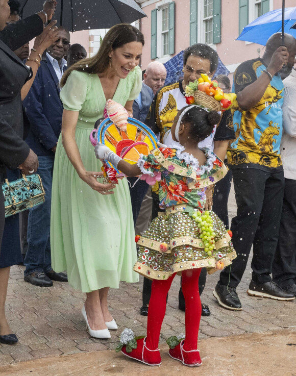 Le prince William, duc de Cambridge, et Catherine (Kate) Middleton, duchesse de Cambridge, assistent à une parade à Nassau, aux Bahamas, le 25 mars 2022. 