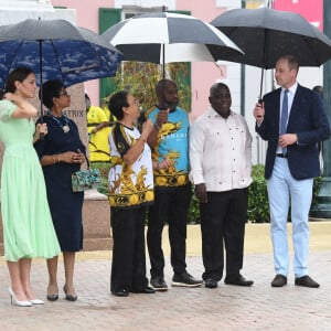 Le prince William, duc de Cambridge, et Catherine (Kate) Middleton, duchesse de Cambridge, assistent à une parade à Nassau, aux Bahamas, le 25 mars 2022. 