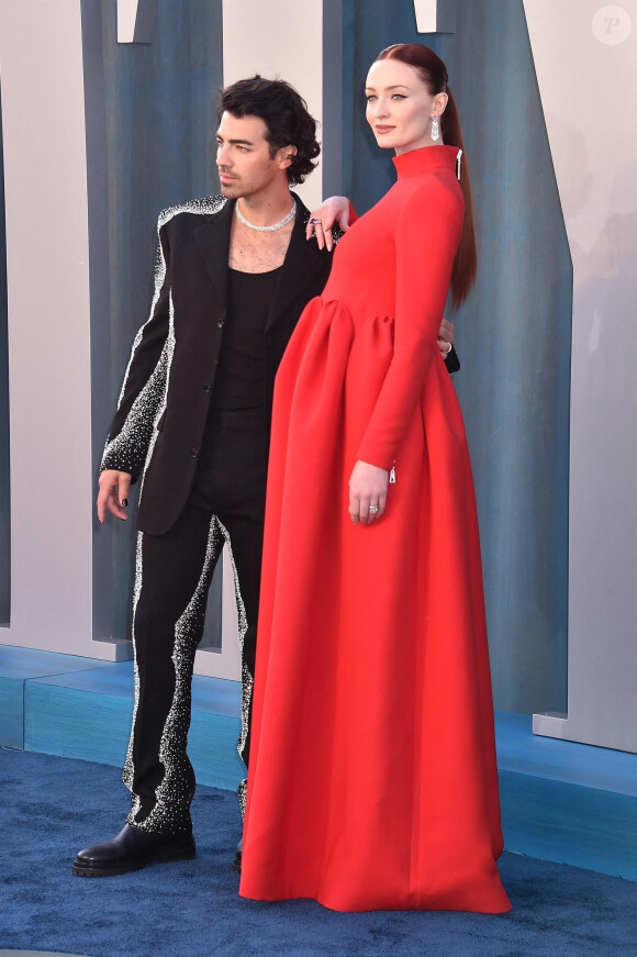 Joe Jonas et Sophie Turner, enceinte, au photocall de la soirée "Vanity Fair" lors de la 94ème édition de la cérémonie des Oscars à Los Angeles, le 27 mars 2022. 
