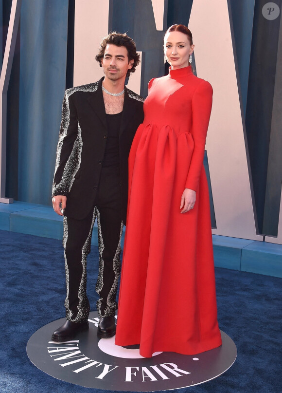 Joe Jonas et Sophie Turner, enceinte, au photocall de la soirée "Vanity Fair" lors de la 94ème édition de la cérémonie des Oscars à Los Angeles, le 27 mars 2022. 