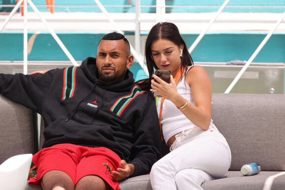 Nick Kyrgios et sa compagne Costeen Hatzi passent une journée de détente lors de l'Open de Miami le 27 mars 2022.