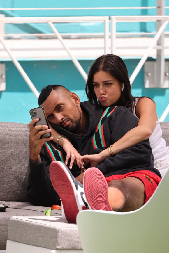 Nick Kyrgios et sa compagne Costeen Hatzi passent une journée de détente lors de l'Open de Miami le 27 mars 2022.