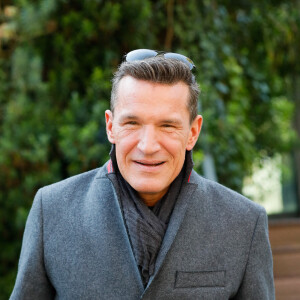 Semi-Exclusif - Benjamin Castaldi quitte le studio Gabriel à Paris, après l'enregistrement de l'émission "Vivement Dimanche" consacrée à Y.Montand et diffusée le 14 novembre 2021 sur France 2. Le 28 octobre 2021. © Christophe Clovis / Bestimage