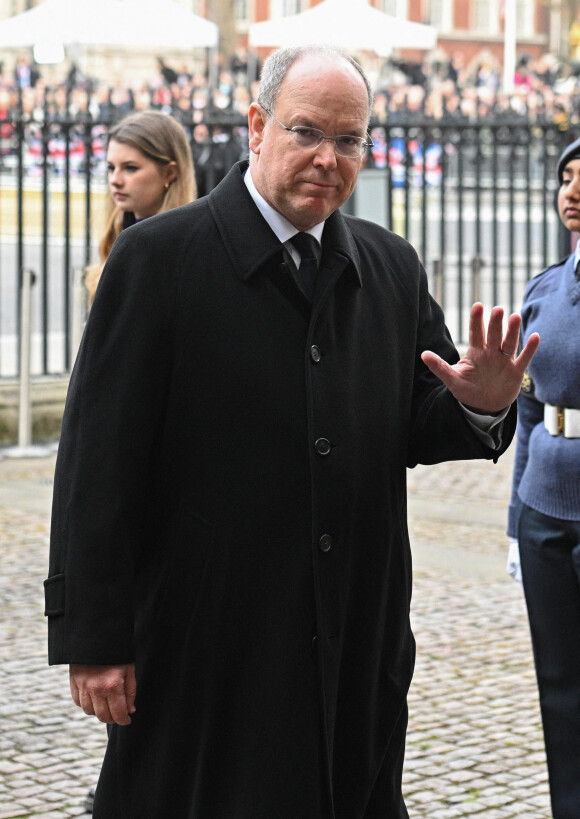 Le prince Albert de Monaco lors de son arrivée à l'abbaye de Westminster, à Londres, pour la cérémonie hommage au prince Philip. Son épouse la princesse Charlene est absente.