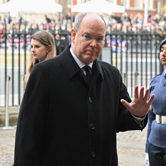 Le prince Albert de Monaco lors de son arrivée à l'abbaye de Westminster, à Londres, pour la cérémonie hommage au prince Philip. Son épouse la princesse Charlene est absente.