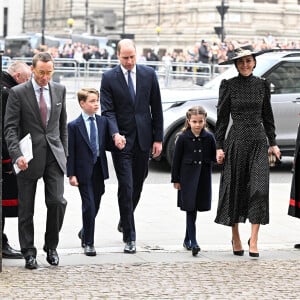 Le prince William, duc de Cambridge, sa femme Kate Catherine Middleton, duchesse de Cambridge, et leurs enfants le prince George et la princesse Charlotte - Arrivées de la famille royale d'Angleterre au Service d'action de grâce en hommage au prince Philip, duc d'Edimbourg, à l'abbaye de Westminster à Londres. Le 29 mars 2022