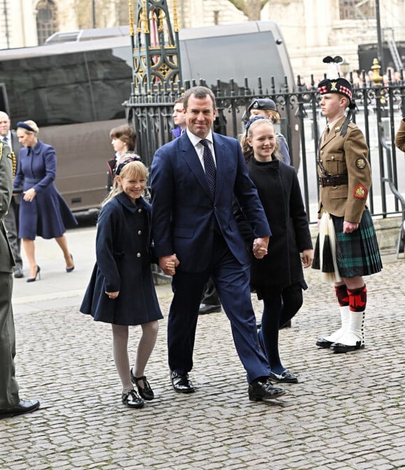 Peter Phillips et ses filles Savannah Phillips, Isla Phillips - Arrivées de la famille royale d'Angleterre au Service d'action de grâce en hommage au prince Philip, duc d'Edimbourg, à l'abbaye de Westminster à Londres. Le 29 mars 2022