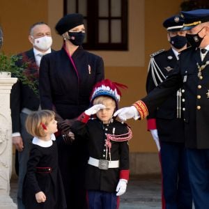 La princesse Charlène de Monaco, la princesse Gabriella de Monaco, comtesse de Carladès, le prince Jacques de Monaco, marquis des Baux, le prince Albert II de Monaco, la princesse Caroline de Hanovre - La famille princière assiste à une cérémonie de remise de médaille dans la cours du Palais de Monaco lors de la Fête Nationale 2020 de la principauté de Monaco le 19 novembre 2020. © David Nivière / Pool / Bestimage