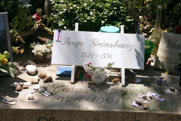 La tombe de Serge Gainsbourg (cimetière Montparnasse)