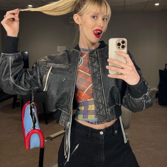 Angèle prend la pose pour Instagram, dévoilant sa poitrine dans un haut transparent. Mars 2022.