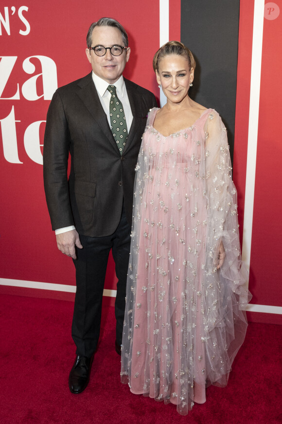 Matthew Broderick et sa femme Sarah Jessica Parker (Robe Prabal Gurung) au photocall de la première de la pièce "Plaza Suite" de N.Simon au théâtre Hudson de New York City, New York, Etats-Unis, le 28 mars 2022. 