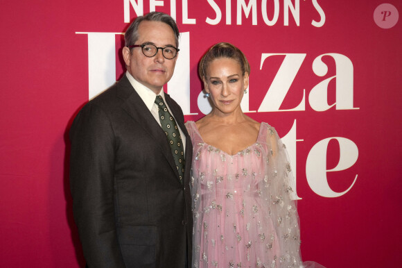 Matthew Broderick avec sa femme Sarah Jessica Parker à la première de la pièce de théâtre "Plaza Suite", la comédie musicale de Neil Simon, au Hudson Theatre à New York, le 28 mars 2022.