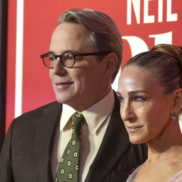 Matthew Broderick avec sa femme Sarah Jessica Parker à la première de la pièce de théâtre "Plaza Suite", la comédie musicale de Neil Simon, au Hudson Theatre à New York, le 28 mars 2022.