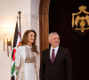 La reine Rania et le roi Abdallah de Jordanie accueillent un groupe de femmes autour d'un déjeuner pour célébrer la Journée internationale de la femme à Amman en Jordanie le 7 mars 2022.