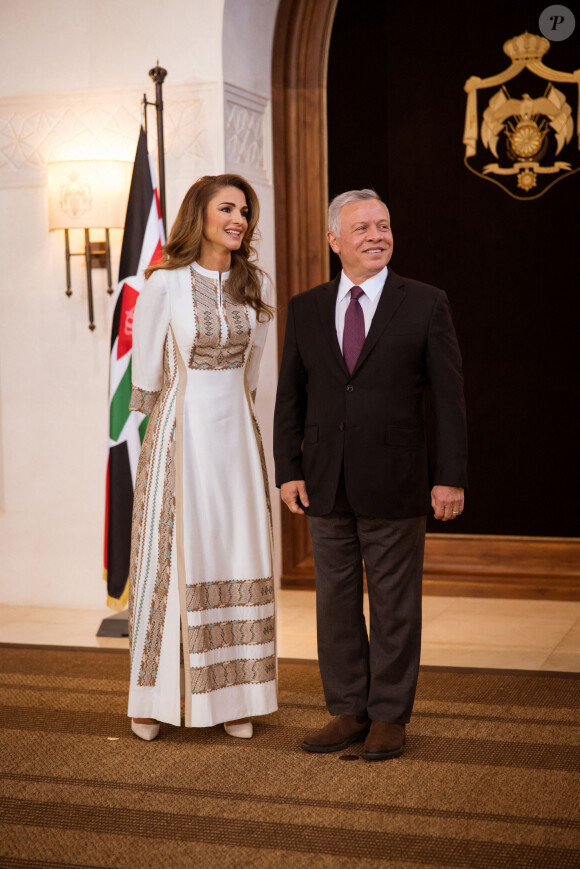 La reine Rania et le roi Abdallah de Jordanie accueillent un groupe de femmes autour d'un déjeuner pour célébrer la Journée internationale de la femme à Amman en Jordanie le 7 mars 2022.