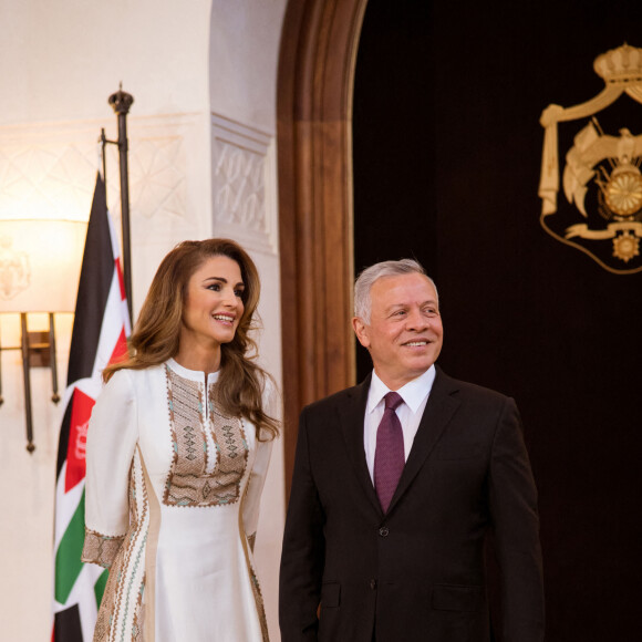 La reine Rania et le roi Abdallah de Jordanie accueillent un groupe de femmes autour d'un déjeuner pour célébrer la Journée internationale de la femme à Amman en Jordanie le 7 mars 2022.