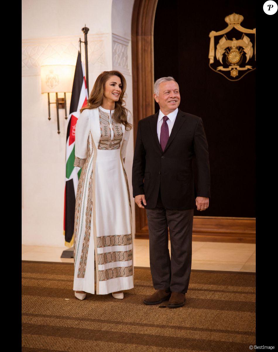 La reine Rania et le roi Abdallah de Jordanie accueillent un groupe de femmes autour d'un déjeuner pour célébrer la Journée internationale de la femme à Amman en Jordanie le 7 mars 2022.