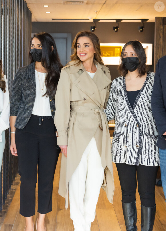 La reine Rania de Jordanie visite le studio de design "Twelve Degrees" à Amman, le 1er mars 2022.