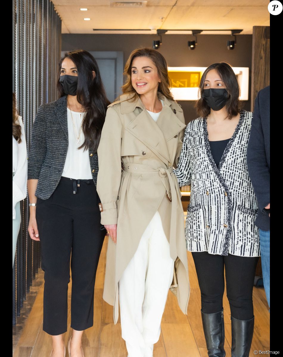 La reine Rania de Jordanie visite le studio de design "Twelve Degrees" à Amman, le 1er mars 2022.