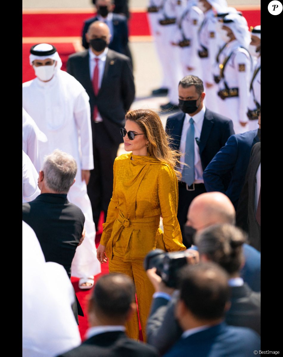 La reine Rania de Jordanie est en voyage officiel à Doha au Qatar le 13 octobre 2021.
