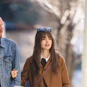 Exclusif - Lily Collins et son mari Charlie McDowell se promènent à New York, où elle assure la promotion de son nouveau film "Windfall", le 23 mars 2022.