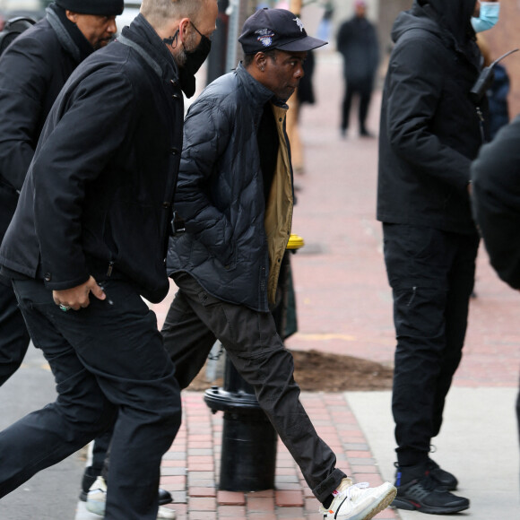 Chris Rock se rend au Wilbur Theater pour la première représentation de sa comédie à Boston le 30 mars 2022.
