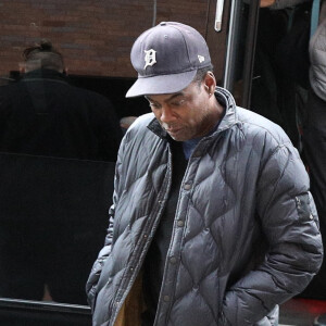 Chris Rock se rend au Wilbur Theater pour la première représentation de sa comédie à Boston le 30 mars 2022.