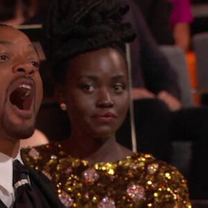 Will Smith frappe Chris Rock sur la scène des Oscars, le 27 mars 2022.