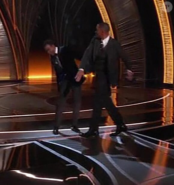 Will Smith frappe Chris Rock sur la scène des Oscars, le 27 mars 2022.