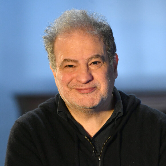 Raphaël Mezrahi lors de l'enregistrement de l'émission "Animaux stars" présentée par Bernard Montiel sur la chaîne Animaux TV et diffusée le 2 avril 2022 à 17h30. Le 16 février 2022. © Veeren / Bestimage