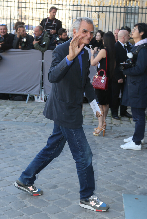 Patrick Demarchelier - Arrivées au défilé de mode au défilé de mode "Christian Dior", collection prêt-à-porter printemps-été 2016, à la Cour Carrée du Louvre à Paris. Le 2 Octobre 2015 