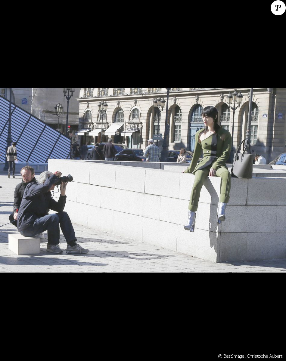 Exclusif - Patrick Demarchelier en pleine séance photo place Vendôme à Paris, le 5 octobre 2016. © Christophe Aubert via Bestimage