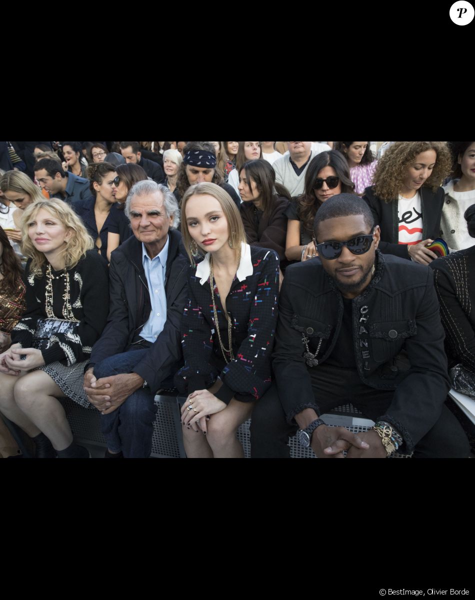 Courtney Love, Patrick Demarchelier, Lily-Rose Depp et Usher - People au défilé de mode "Chanel", collection prêt-à-porter Printemps-Eté 2017 au Grand Palais à Paris, le 4 octobre 2016. © Olivier Borde / Bestimage