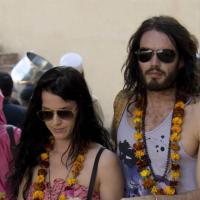 Les nouveaux fiancés Katy Perry et Russell Brand : Revivez en images leur tendre escapade en Inde !