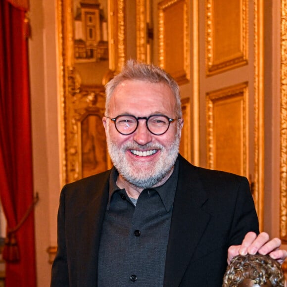 Laurent Ruquier et son Manneken Pis lors d'une réception à l'hôtel de ville de Bruxelles avec  l'équipe des Grosses Têtes, le 16 novembre 2021. © Frédéric Andrieu / Bestimage