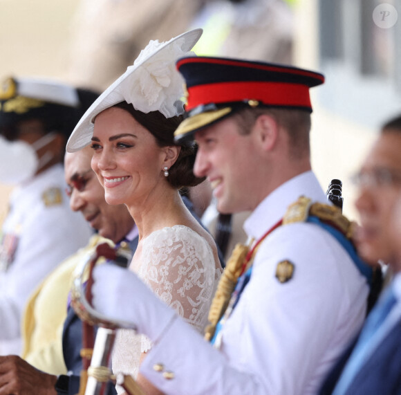 Le prince William, duc de Cambridge, et Catherine (Kate) Middleton, duchesse de Cambridge, assistent à la parade des officiers de l'Académie militaire des Caraïbes, à Kingston, le 24 mars 2022. Cette visite marque le jubilé de platine de la reine.