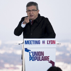 Jean-Luc Mélenchon, candidat du parti La France Insoumise (LFI) à l'élection présidentielle 2022, lors d'un meeting pour la paix sur l'esplanade du Gros Caillou à la Croix-Rousse à Lyon, France, le 6 mars 2022. © Sandrine Thesillat/Panoramic/Bestimage 