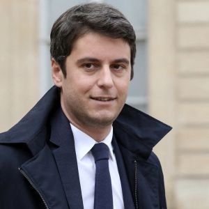Gabriel Attal, Porte-parole du Gouvernement à la sortie du conseil des ministres, au palais de l'Elysée, à Paris, France, le 30 mars 2022.