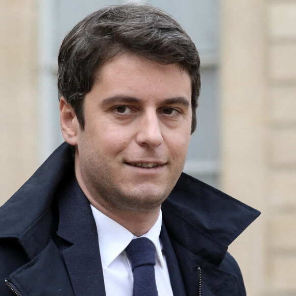 Gabriel Attal, Porte-parole du Gouvernement à la sortie du conseil des ministres, au palais de l'Elysée, à Paris, France, le 30 mars 2022.