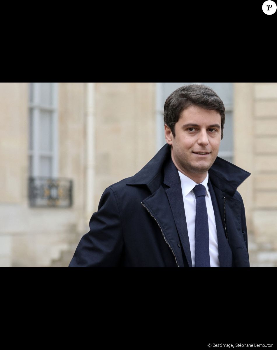 Gabriel Attal, Porte-parole du Gouvernement à la sortie du conseil des ministres, au palais de l'Elysée, à Paris, France, le 30 mars 2022.