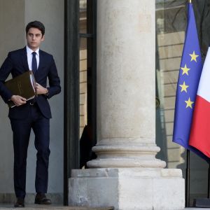 Gabriel Attal, Porte-parole du Gouvernement à la sortie du conseil des ministres, au palais de l'Elysée, Paris, le 23 mars 2022.