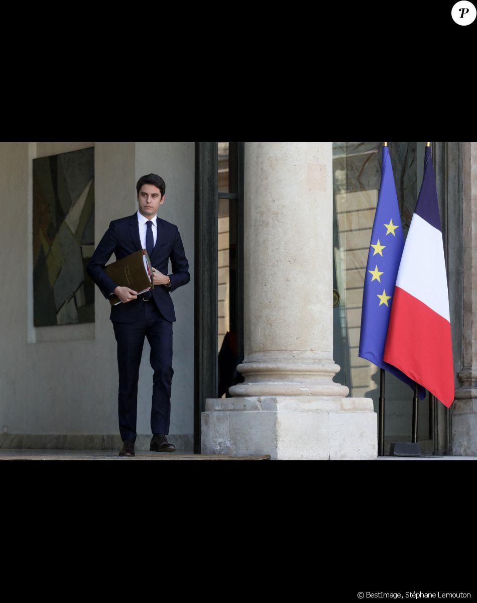 Gabriel Attal, Porte-parole du Gouvernement à la sortie du conseil des ministres, au palais de l'Elysée, Paris, le 23 mars 2022.