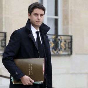 Gabriel Attal, Porte-parole du Gouvernement à la sortie du conseil des ministres, au palais de l'Elysée, à Paris, France, le 2 mars 2022.